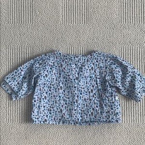 Makie Button-Back Veggie Print Blue Top